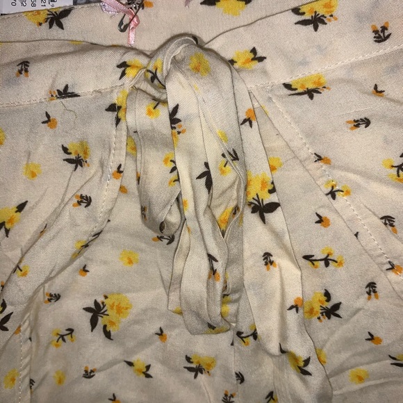 NWT Pacsun Yellow Floral Tie Shorts - Picture 2 of 4